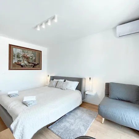 Caramel Comforts With Sea View In Stinjan Only 300 M From The Beach, Free Parking Appartement Pula