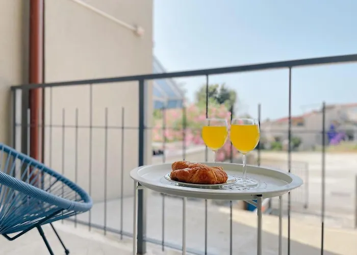 Apartment Caramel Comforts With Sea View In Stinjan Only 300 M From The Beach, Free Parking Pula