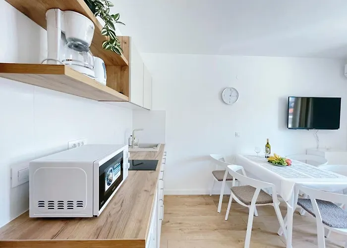 Apartment Caramel Comforts With Sea View In Stinjan Only 300 M From The Beach, Free Parking