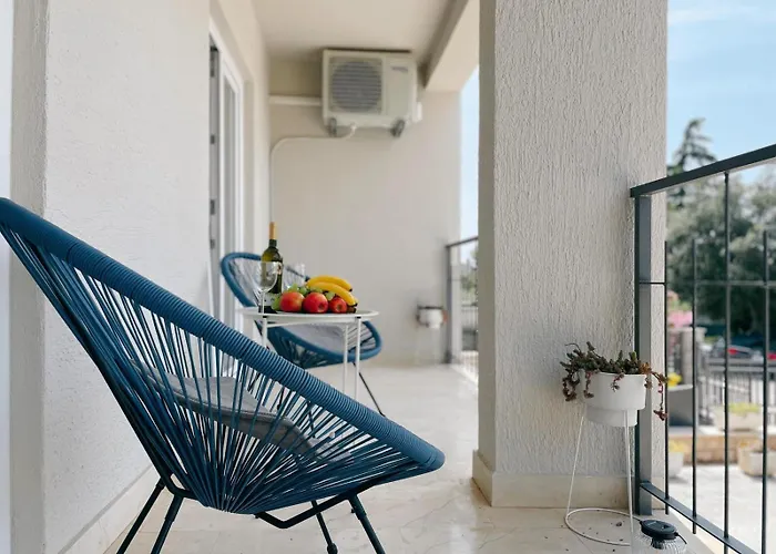 Apartment Caramel Comforts With Sea View In Stinjan Only 300 M From The Beach, Free Parking Pula