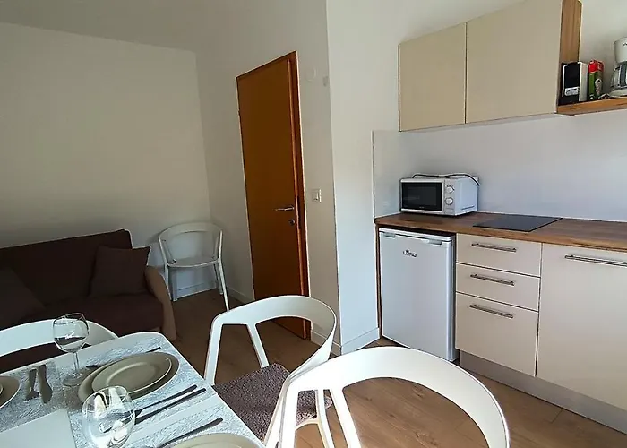 Caramel Comforts With Sea View In Stinjan Only 300 M From The Beach, Free Parking Pula